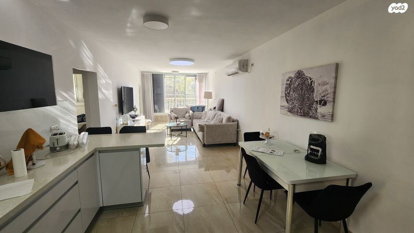 דירה, הגיבור האלמוני, יד אליהו, תל אביב יפו