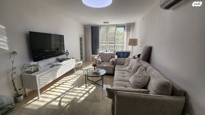 דירה, הגיבור האלמוני, יד אליהו, תל אביב יפו