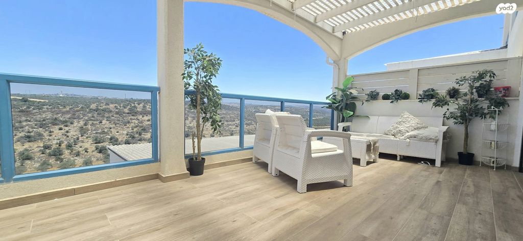 דירת גן, אורנית