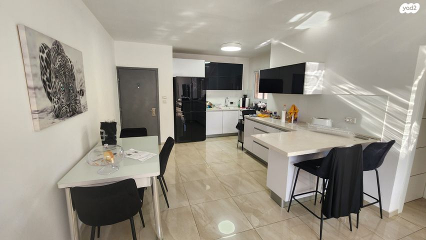 דירה, הגיבור האלמוני, יד אליהו, תל אביב יפו