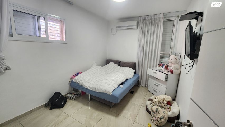 דירה, הגיבור האלמוני, יד אליהו, תל אביב יפו