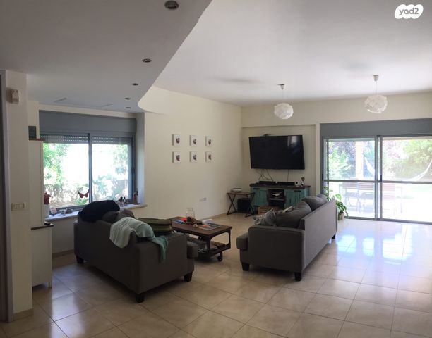 דו משפחתי, שכונה 10, תל מונד