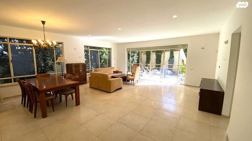 דירת גן, מתחם האצבע, הוד השרון