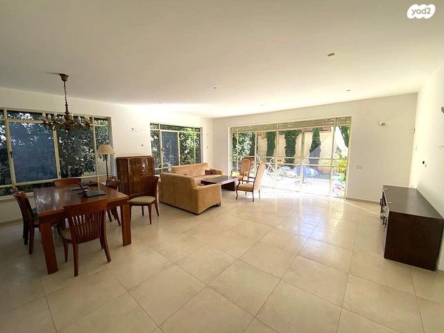 דירת גן, מתחם האצבע, הוד השרון