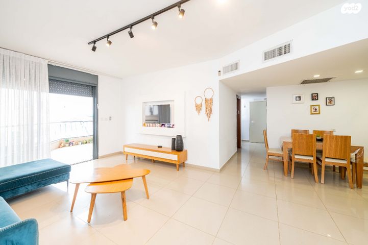 טרומפלדור 4