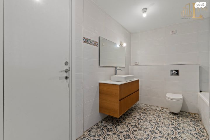 דירה, רחובות הצעירה, רחובות