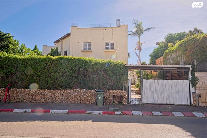 דו משפחתי, אורנית, אורנית