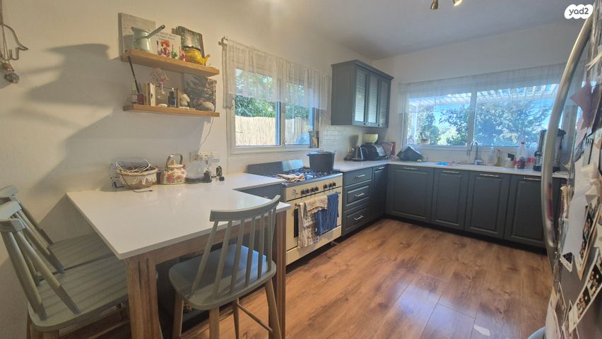 דו משפחתי, אורנית, אורנית