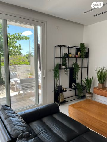 דו משפחתי, אבן יהודה