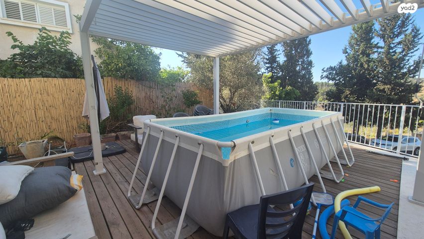 דו משפחתי, אורנית, אורנית