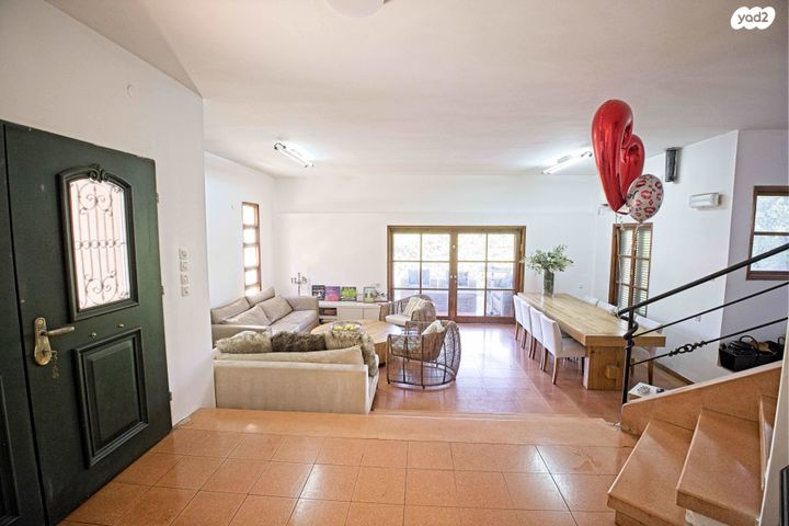 דו משפחתי, אורנית, אורנית