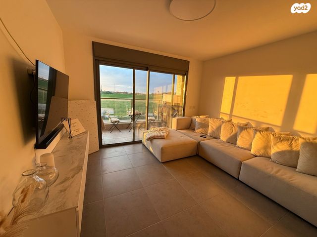 דירה, שיר השירים, גן יבנה מערב, גן יבנה