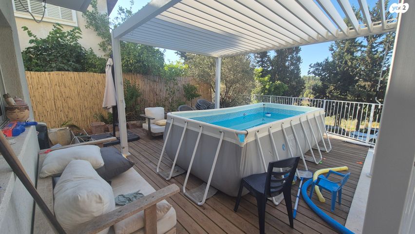 דו משפחתי, אורנית, אורנית