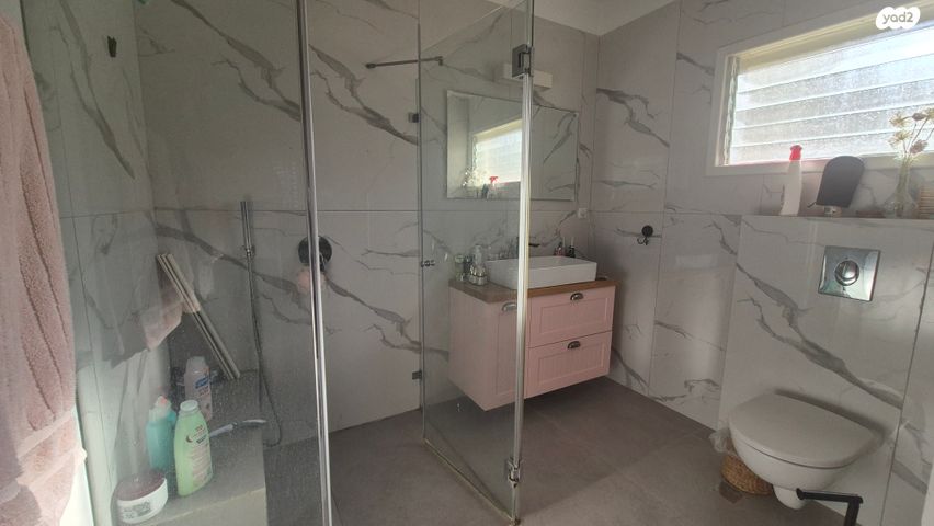 דו משפחתי, אורנית, אורנית