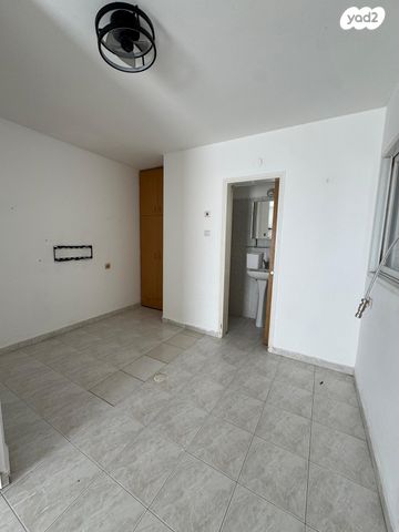 גג/ פנטהאוז, מורדי הגטאות 16, בורוכוב, גבעתיים