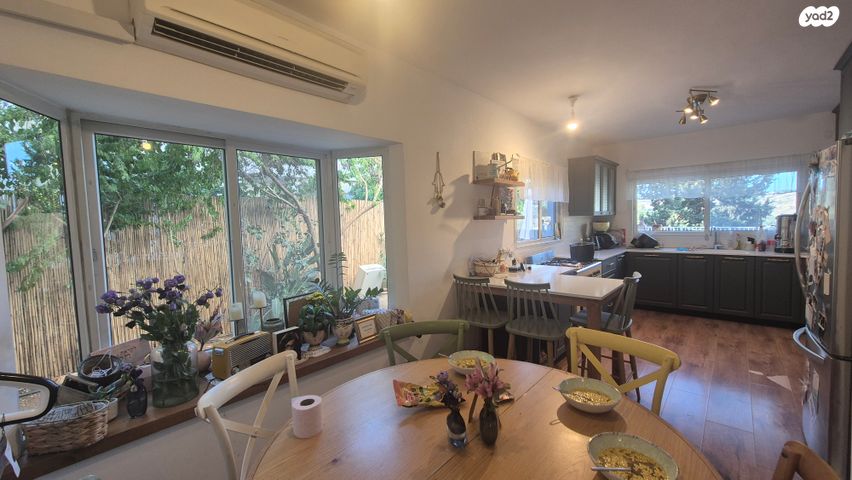 דו משפחתי, אורנית, אורנית