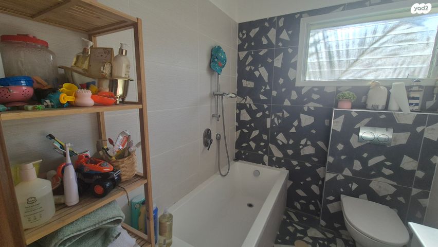 דו משפחתי, אורנית, אורנית