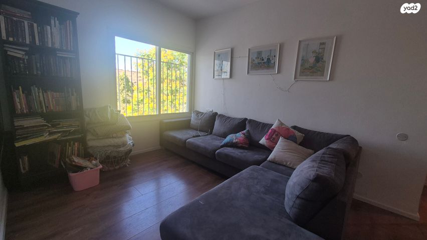 דו משפחתי, אורנית, אורנית