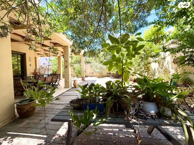 דו משפחתי, 212 מזרח, אבן יהודה