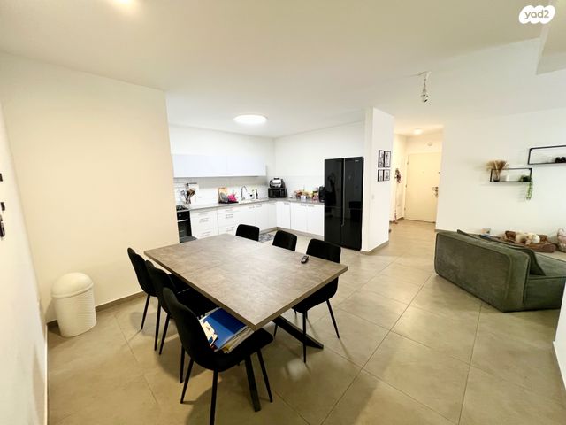 דירה, עוזי חיטמן, נאות שמיר, יבנה