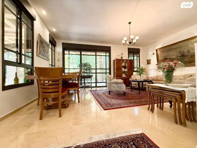 דו משפחתי, 212 מזרח, אבן יהודה