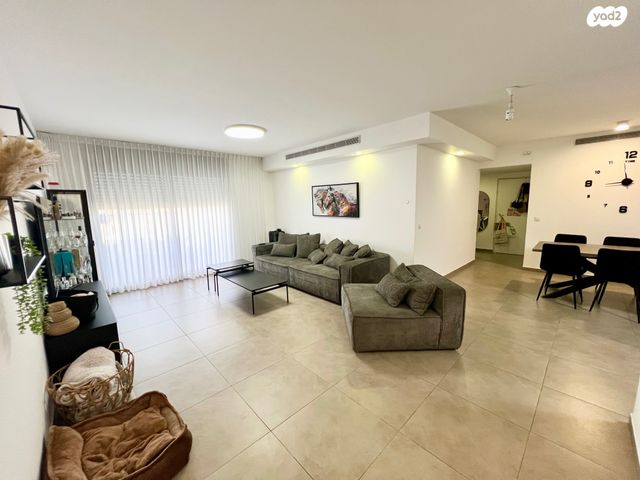 דירה, עוזי חיטמן, נאות שמיר, יבנה