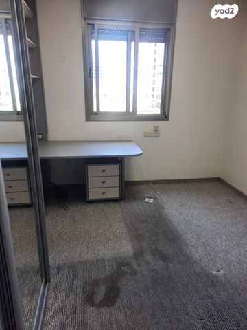 דירה, עמיחי פאגלין, אזורי חן, גימל החדשה, תל אביב יפו