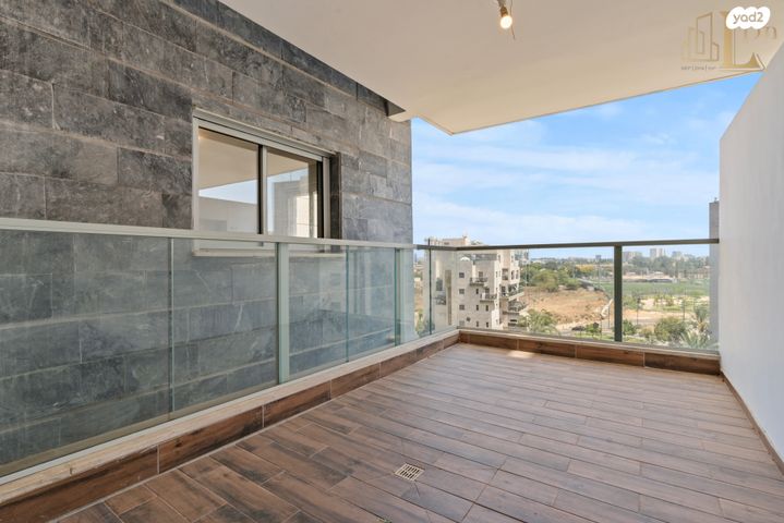 דירה, רחובות הצעירה, רחובות