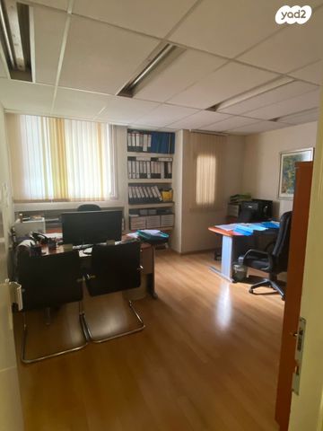 משרדים, יגאל אלון, נחלת יצחק, תל אביב יפו