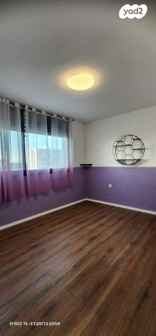 גג/ פנטהאוז, נעמי שמר, יבנה