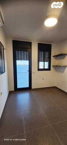 גג/ פנטהאוז, נעמי שמר, יבנה