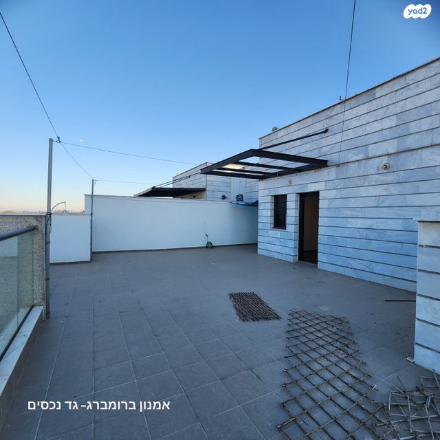 גג/ פנטהאוז, נעמי שמר, יבנה