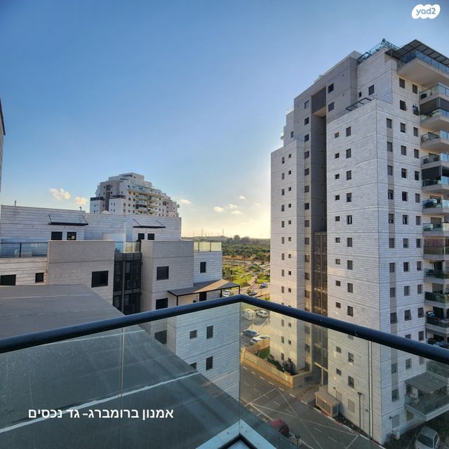 גג/ פנטהאוז, נעמי שמר, יבנה