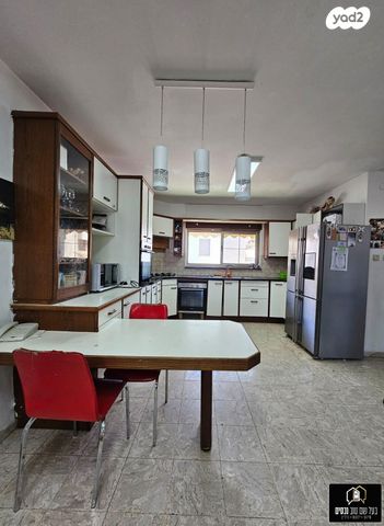 טריפלקס, בעל שם טוב, מרכז העיר, קרית אתא