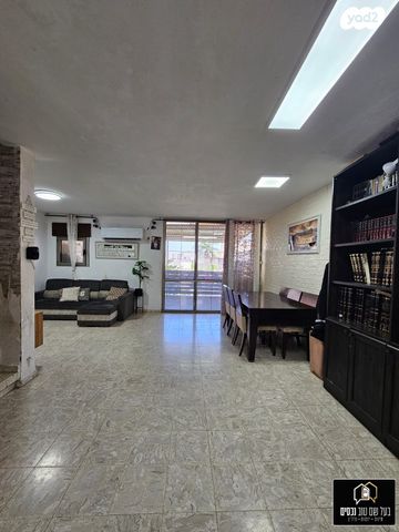 טריפלקס, בעל שם טוב, מרכז העיר, קרית אתא