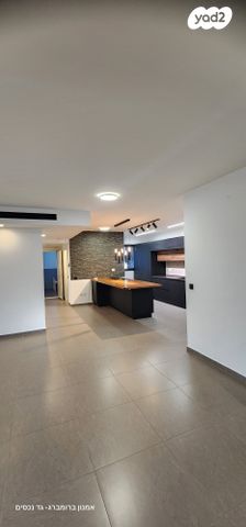 גג/ פנטהאוז, נעמי שמר, יבנה