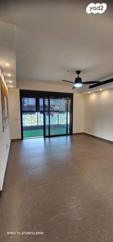 גג/ פנטהאוז, נעמי שמר, יבנה