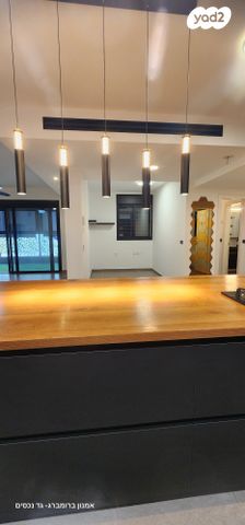 גג/ פנטהאוז, נעמי שמר, יבנה