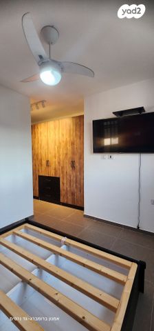 גג/ פנטהאוז, נעמי שמר, יבנה