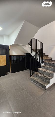 גג/ פנטהאוז, נעמי שמר, יבנה