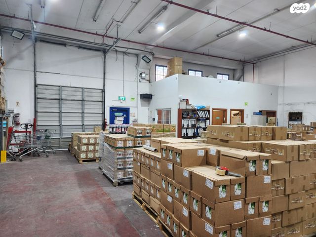 מחסנים, אריאל