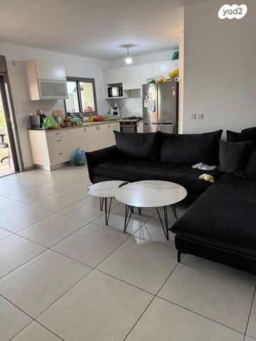 דירה, אריק איינשטיין, הרקפות, ראשון לציון