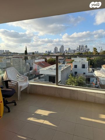 דירה, אריק איינשטיין, הרקפות, ראשון לציון