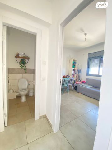 דירה, יגאל אלון, המרכז האזרחי, רמלה