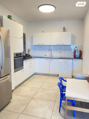 דירה, יגאל אלון, המרכז האזרחי, רמלה