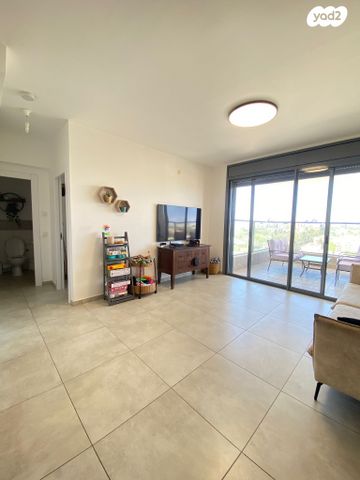 דירה, יגאל אלון, המרכז האזרחי, רמלה