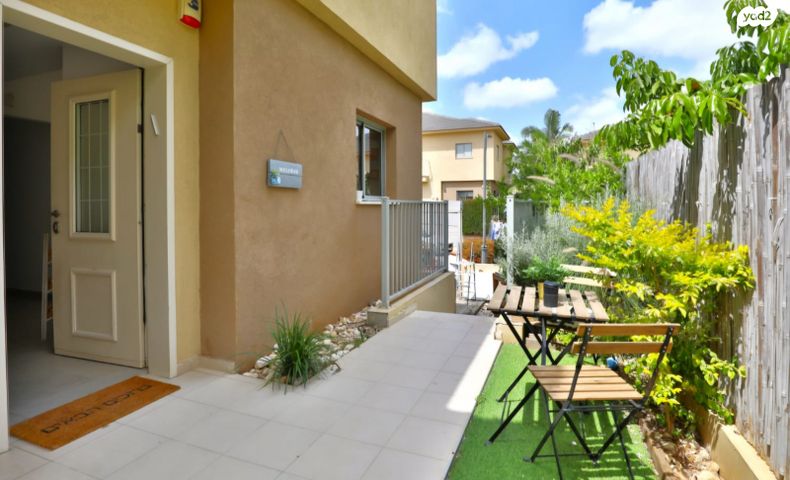 דו משפחתי, ד"ר הוגו הסנר, גדרה