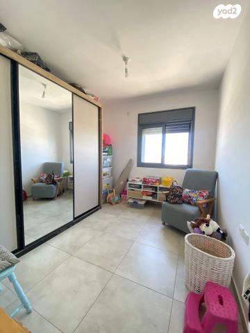 דירה, יגאל אלון, המרכז האזרחי, רמלה