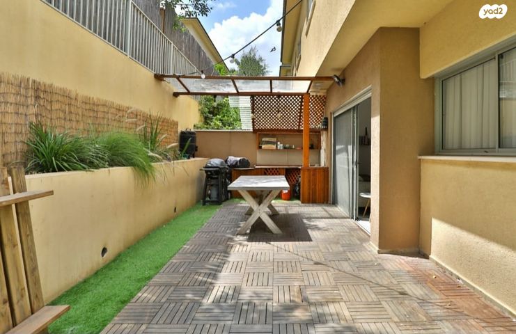 דו משפחתי, ד"ר הוגו הסנר, גדרה