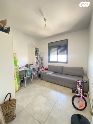 דירה, יגאל אלון, המרכז האזרחי, רמלה